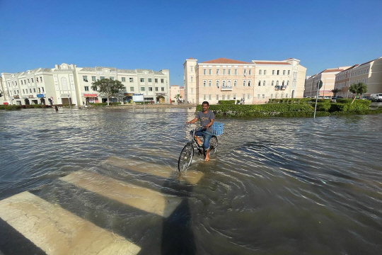 폭우가 내려 물에 잠긴 두바이. AFP 연합뉴스