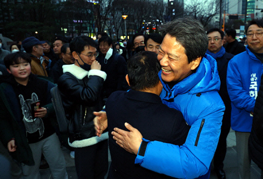 시민들과 인사하는 임종석 전 청와대 비서실장. 뉴시스