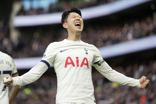 10일 영국 버밍엄의 빌라 파크에서 열린 애스턴 빌라와의 2023-2024 EPL 28라운드 원정 경기서 1골 2도움으로  맹활약한 토트넘 홋스퍼의 손흥민. AP뉴시스