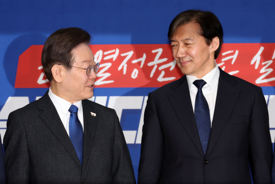 이재명 더불어민주당 대표와 조국 조국혁신당 대표가 지난 5일 국회 더불어민주당 당대표회의실에서 기념촬영을 하고 있다. 뉴시스