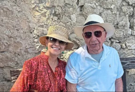 여행 중 함께 사진을 찍은 머독과 주코바. X 캡처