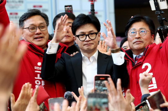 한동훈 국민의힘 비상대책위원장이 11일 오후 경기 고양 일산동구 라페스타 거리에서 시민들에게 인사를 하고 있다. 뉴시스(공동취재)