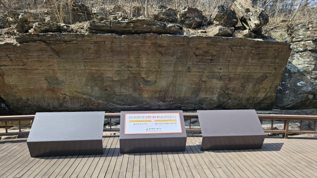 울산 울주군 두동면 ‘울주 천전리 명문과 암각화’. 앞에 설치된 안내판이 철거되고 빈 설치대만 덩그러니 남아 있다.