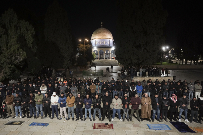 10일 이스라엘 동예루살렘 알아크사 사원 앞에 모인 무슬림들이 라마단(금식 성월) 전야에 올리는 기도회(타라위)에 참석해 예배를 하고 있다. 이슬람 국가들은 11일부터 한 달간의 라마단에 돌입했다.  AP 연합뉴스