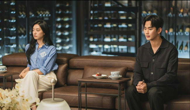 tvN 드라마 ‘눈물의 여왕’의 주인공 홍해인(왼쪽)은 재벌 2세고, 그 남편인 백현우는 평범한 집안 출신이다. 결혼 후 두 사람의 역학관계는 다리를 꼰 채 소파에 기댄 홍해인과 허리를 곧게 세우고 두 손을 모으고 있는 백현우의 자세에서 명백하게 드러난다. tvN 제공