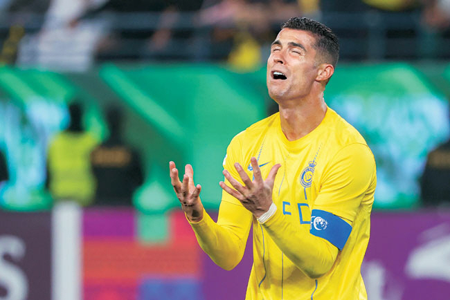 알나스르의 크리스티아누 호날두가 12일 오전(한국시간) 사우디아라비아 리야드에서 열린 AFC 챔피언스리그 8강 2차전에서 득점 기회를 놓친 후 절규하고 있다.  AFP 연합뉴스