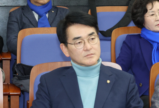 박용진 더불어민주당 의원이 지난달 27일 국회에서 열린 의원총회에서 앉아 있다. 연합뉴스