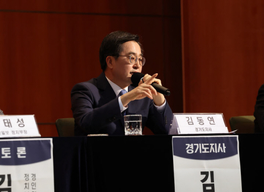 11일 오후 수원특례시 경기아트센터 컨벤션홀에서 열린 경기언론인클럽 초청 토론회에서 김동연 경기지사가 각 언론사 패널의 질문에 답변하고 있다. 뉴시스
