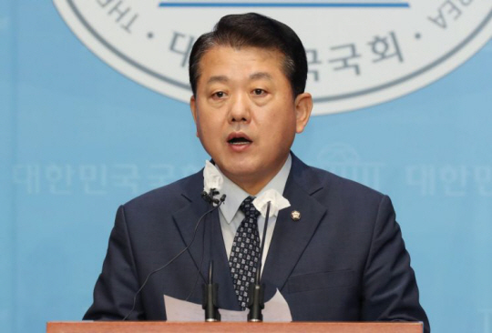 국방위원회 더불어민주당 간사로 비례대표 의원인 김병주 전 한미연합사부사령관이 민주당 남양주을에 최종 공천돼 2선에 도전한다.연합뉴스
