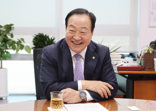 국민의힘 소속 국방위원장이자 예비역 중장인 한기호(육사 31기) 의원이 12일 강원 춘천·철원·화천·양구을(춘천을) 최종 결선에서 승기함으로써 4선에 도전한다. 한기호 의원실 제공