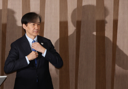 조국 조국혁신당 대표가 12일 오전 서울 여의도 국회 소통관에서 총선 공약을 발표하기 전 넥타이를 고쳐매고 있다. 뉴시스