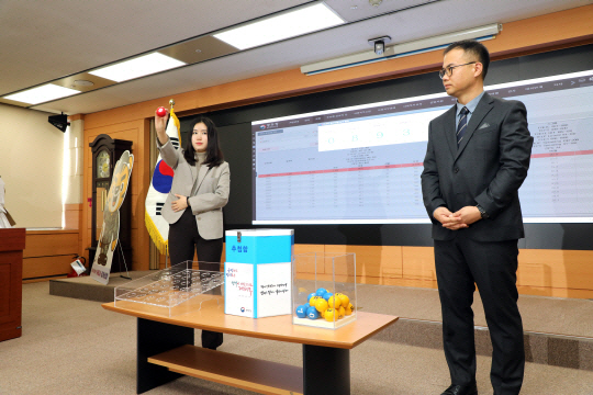 지난해 11월 2일 정부대전청사에서 병무청 주관으로 진행된 2024년 입영대상 카투사 공개 선발 과정에서 난수초기값 추첨을 위한 공을 들어보이고 있다. 당시  지원자 경쟁률은 8.7 대 1이었다. 병무청 제공