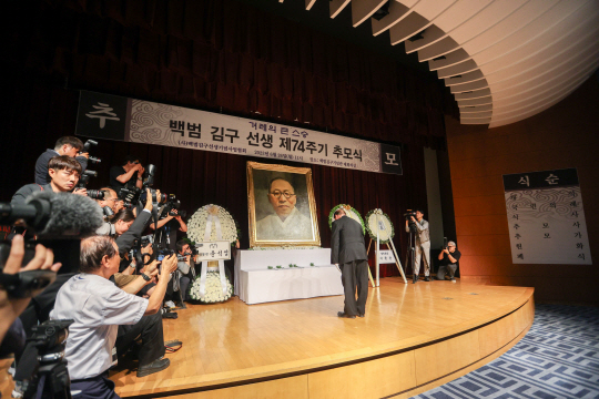 이종찬 광복회장이 지난해 6월26일 백범 김구선생 74기 추모식에 참석해 예를 올리고 있다. 광복회 제공