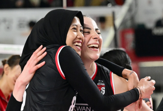 V리그 여자부 정관장의 메가(왼쪽)와 지아. 한국배구연맹 제공