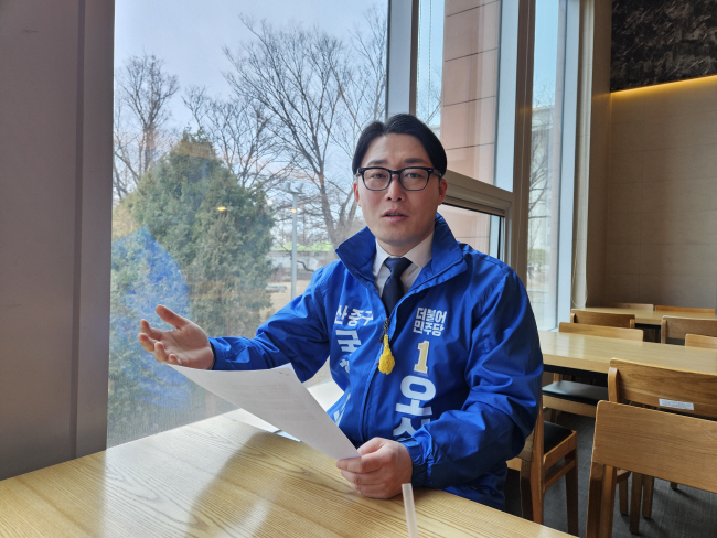 4·10 국회의원 총선거 울산 중구에 출마한 오상택 더불어민주당 후보가 11일 국회 소통관에서 가진 문화일보와 인터뷰에서 자신의 공약을 설명하고 있다.  권승현 기자