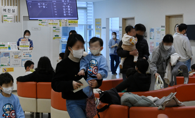 11일 서울 성북구 하월곡동에 있는 어린이전문병원 우리아이들병원 진료실 앞이 진료를 받으러 온 아이들과 보호자들로 북적이고 있다.   곽성호 기자