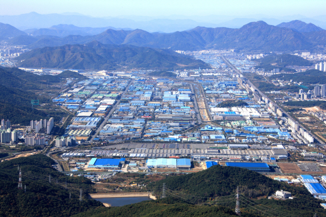 경남 창원국가산업단지 전경. 오른쪽에 일직선으로 쭉 뻗은 창원대로를 경계로 왼쪽에 공단, 오른쪽엔 주거단지와 공원이 조성돼 있다.창원시청 제공