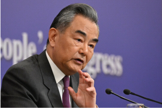 왕이 중국 외교부장이 지난 7일 베이징 인민대회당에서 열린 기자회견에서 질문에 답하고 있다. AFP연합뉴스