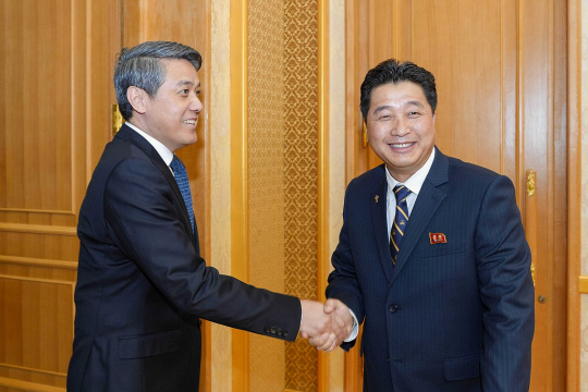 14일 주북한 중국대사관은 왕야쥔 중국대사가 전날 주용일 북한 정보산업상을 예방했다고 밝혔다. 사진은 왕야쥔 주북 중국대사와 만난 주용일(오른쪽) 북한 정보산업상. 주북 중국대사관 제공·연합뉴스