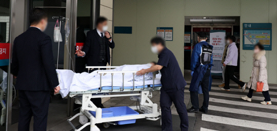 주요 병원 전공의들이 의대 정원 확대에 반발하며 근무를 중단하기 시작한 지난달 20일 서울 소재 대형병원 응급실 앞의 모습. 기사 내용과 관련 없음. 뉴시스