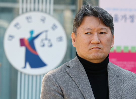 김창수 전국의과대학교수협의회 회장이 14일 서울 서초구 서울행정법원에서 열린 의과대학 증원 취소 행정소송 집행정지 심문 출석을 앞두고 취재진에 입장을 밝히고 있다. 뉴시스