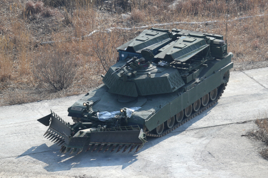 14일 오전 경기도 포천 승진훈련장에서 ‘2024 FS/TIGER’ 일환으로 실시된 한미 연합 통합화력훈련에서 육군 수도기계화보병사단의 K1A2전차와 미군 M9 ACE가 장애물을 개척하고 있다.사진공동취재단