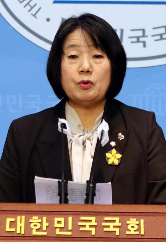 윤미향 무소속 의원이 13일 국회 소통관에서 친북성향 단체들과 한미연합군사훈련을 ‘전쟁 선동’‘전쟁 연습’이라며 한미연합연습 ‘자유의 방패(FS)’ 중단을 촉구하는 기자회견을 갖고 있다. 뉴시스 제공