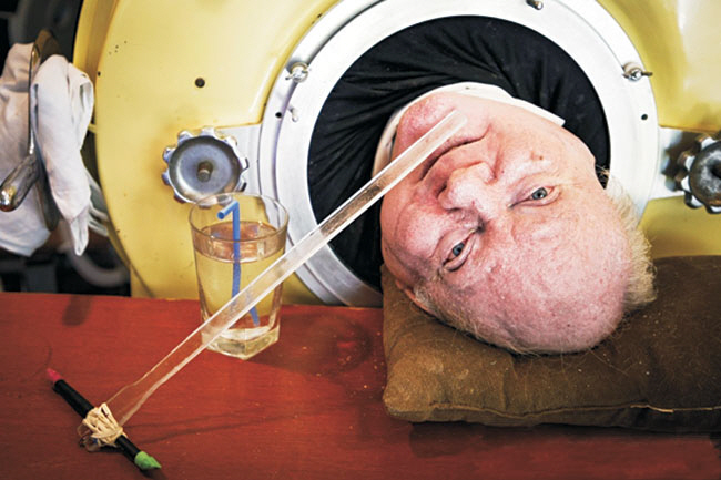 70여년간 ‘아이언 렁’ 안에서 누워 지내온 폴 알렉산더의 2018년 모습.  댈러스 모닝 뉴스·AFP 연합뉴스