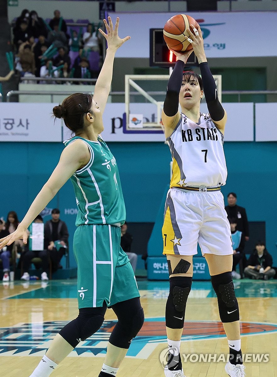 (인천=연합뉴스) 13일 오후 경기도 부천체육관에서 열린 우리은행 우리WON 2023~2024 여자프로농구 플레이오프 3차전 부천 하나원큐와 청주 KB스타즈 경기. KB 박지수가 슛을 하고 있다. 2024.3.13