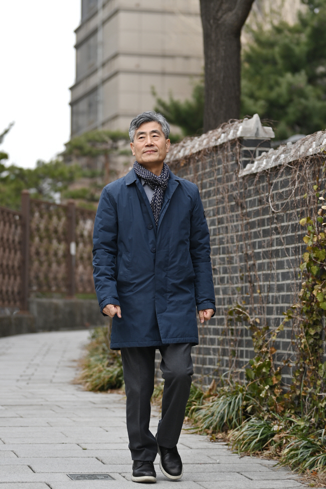 최연혁 교수는 “성숙한 정치 문화만 정착된다면 한국은 미국, 중국 다음으로 강한 국가가 될 수 있다고 본다”며 “자유민주주의 가치에 뿌리를 두되 어른을 공경하고 아이와 약자를 포용하는 ‘진짜’ 보수주의가 결합된 이상적인 국가를 희망한다”고 말했다. 백동현 기자