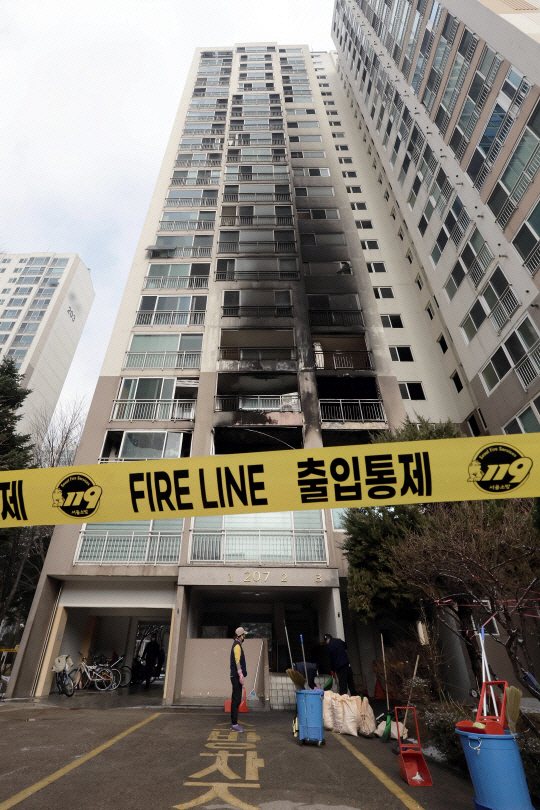 지난해 12월 25일 서울 도봉구의 한 아파트에서 불이 나 주민 32명이 사상하는 사고가 발생했다. 사진은 화재가 발생한 아파트 모습. 뉴시스