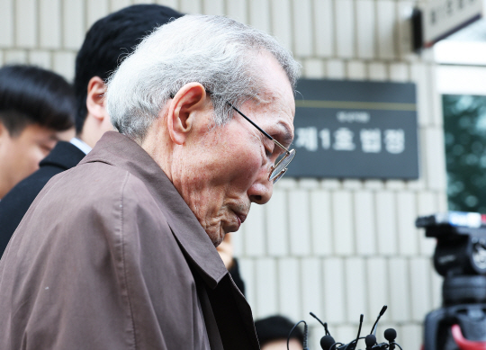 배우 오영수 씨가 15일 오후 수원지방법원 성남지원에서 열린 1심 선고공판을 마치고 나오고 있다. 연합뉴스