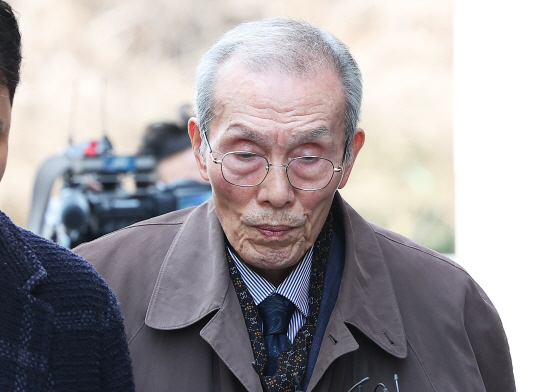 여성을 강제 추행한 혐의로 기소된 배우 오영수 씨가 15일 오후 수원지방법원 성남지원에서 열린 1심 선고공판을 마치고 나오고 있다. 연합뉴스