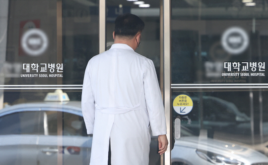 전공의 집단행동이 이어지고 있는 15일 오전 서울 한 대학병원에서 한 의료인이 이동하고 있다. 연합뉴스