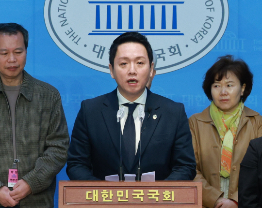 임태훈 전 군인권센터 소장이 지난 4일 국회 소통관에서 야권 비례대표 위성정당인 더불어민주연합의 비례대표 후보 지원 기자회견을 하고 있다. 연합뉴스