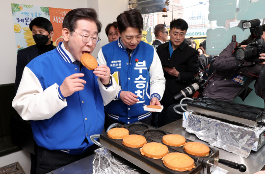 이재명(왼쪽)더불어민주당 대표가 16일 경기 용인시 수지구청 인근 빵집을 방문해 시식을 하고 있다. 연합뉴스