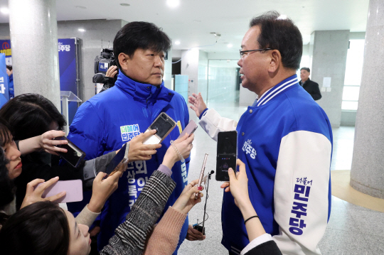 더불어민주당 김부겸 상임공동선대위원장이 17일 오전 국회 의원회관 로비에서 ‘노무현 비하’ 논란에 휩싸인 양문석 경기 안산갑 예비후보와 대화하고 있다.연합뉴스(공동취재)