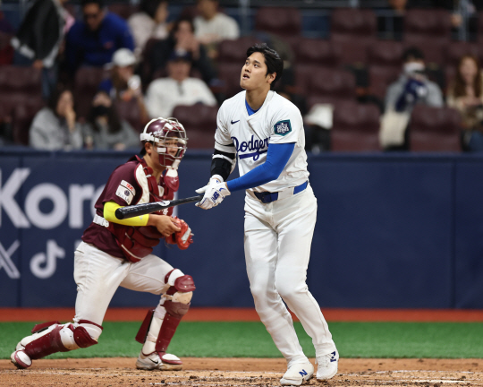LA 다저스의 오타니 쇼헤이가 17일 서울 고척스카이돔에서 열린 서울시리즈 키움과의 평가전에서 2회 초 1사 1,3루에서 삼진을 당하고 있다. 뉴시스