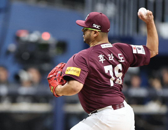 키움의 아리엘 후라도가 17일 서울 고척스카이돔에서 열린 MLB 서울시리즈 LA 다저스와의 경기에서 힘차게 공을 던지고 있다.뉴시스
