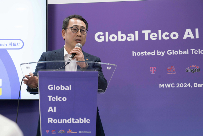 유영상 SK텔레콤 사장이 세계 최대 이동통신 전시회 ‘모바일월드콩그레스’(MWC)가 개막한 지난달 26일(현지시간) 스페인 바르셀로나 전시장 ‘피라 그란 비아’에서 기자간담회를 열고 인공지능(AI) 사업 포부를 밝히고 있다. SK텔레콤 제공