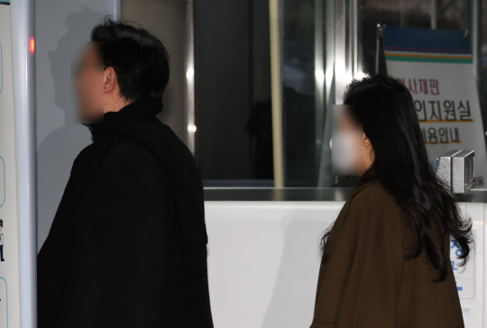 이재명 더불어민주당 대표의 대선캠프 출신 인사 박모 씨, 서모 씨가 지난 1월 15일 김용 전 민주연구원 부원장 재판에서 ‘거짓 알리바이’ 증언 부탁 혐의로 구속영장 실질심사를 받기 위해 서울중앙지방법원으로 출석하고 있다. 뉴시스