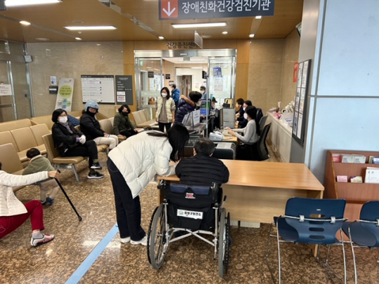 서울 중랑구에서 실시하는 건강검진동행서비스  장면. 중랑구청 제공