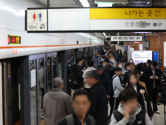 15일 서울 은평구 구파발역에서 시민들이 이동하고 있다.연합뉴스