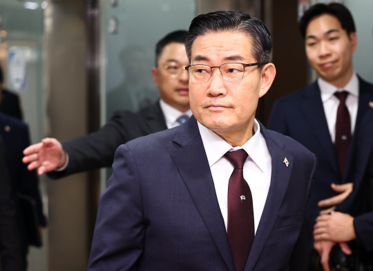 신원식 국방부 장관이 18일 서울 종로구 프레스센터에서 열린 국방부 외신기자 간담회장으로 들어가고 있다. 뉴시스 제공