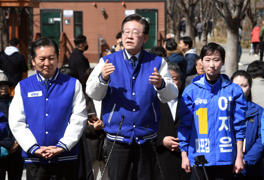 이재명(가운데) 더불어민주당 대표가 18일 서울 마포구 경의선숲길을 방문해 현장 기자회견을 하고 있다. 뉴시스