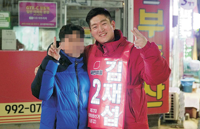 4·10 총선에서 서울 도봉갑에 출마한 김재섭 국민의힘 후보가 ‘안전한 밤길’ 유세 중 한 시민과 만나 기념촬영을 하고 있다. 김재섭 후보측 제공