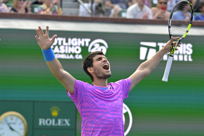 스페인의 카를로스 알카라스가 18일(한국시간) ATP투어 BNP파리바오픈 남자단식 결승전에서 승리한 뒤 포효하고 있다.   USA투데이스포츠 연합뉴스