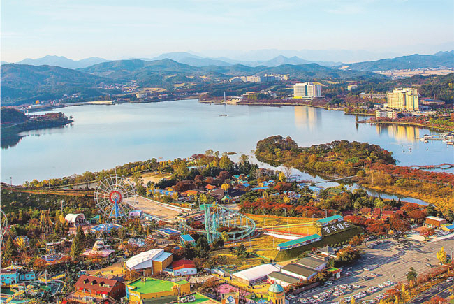 경북 경주시가 오는 2025년 11월 열리는 ‘아시아태평양경제협력체(APEC) 정상회의’를 유치할 경우 주요 행사장이 될 보문관광단지 일대가 형형색색의 단풍으로 물들어 있다. 경주시청 제공