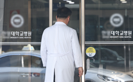전공의 집단행동이 이어지는 가운데 서울 한 대학병원에서 의료인이 이동하고 있다. 연합뉴스