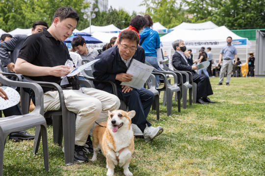 지난해 열린 반려동물 페스티벌 광진구 ‘반함 축제’에서 김경호(오른쪽) 광진구청장이 강아지를 보고 있다. 광진구청 제공